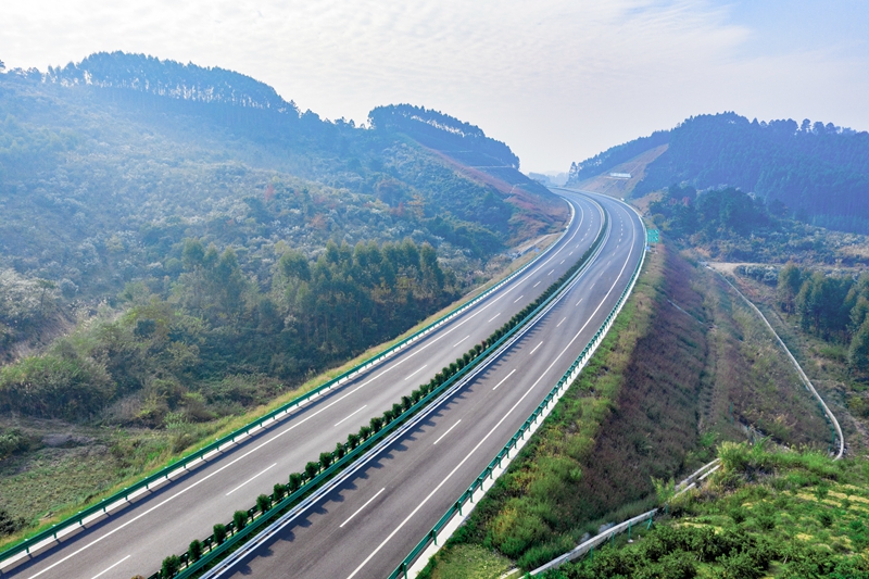6.高速公路與群山相連，植被覆蓋率高，與原生態(tài)環(huán)境恢復(fù)有機(jī)結(jié)合.jpg