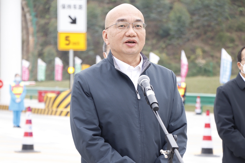 自治區(qū)交通運(yùn)輸廳總工程師陳津維宣布通車(chē).JPG