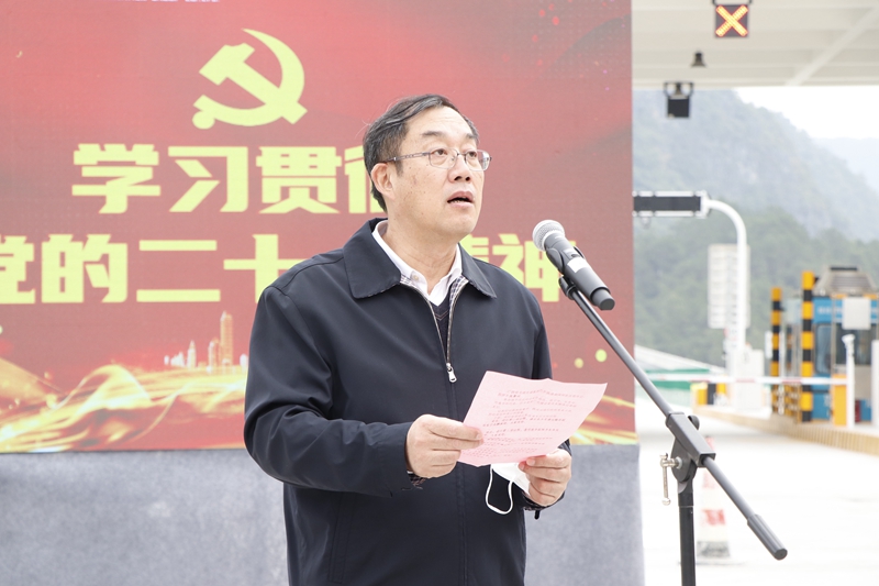 廣西北部灣投資集團(tuán)總經(jīng)理高新主持通車(chē)儀式.JPG